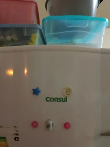 Vendo geladeira Consul funcionando perfeitamente só umas marcas de uso na pintura 
