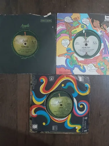 Singles George Harrison, Paul McCartney e John Lennon