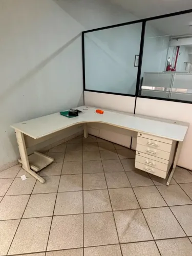 Mesa de escritório com gaveteiro