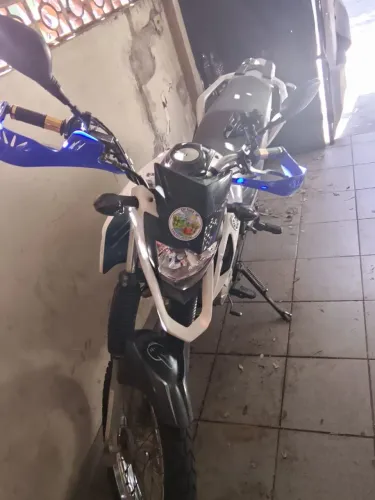Vendo essa moto toda revisada os pneus bom tudo ok só transferi quem tiver interesse só