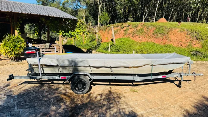 Barco 5 mts, marca FLUVEN c-50, motor mercuri americano anos 2001, carreta documentada,