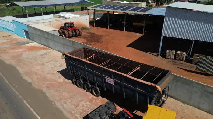 Vende-se caçamba 48 ton .
