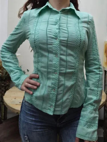 Camisa feminina verde menta com detalhes em bordado vazado