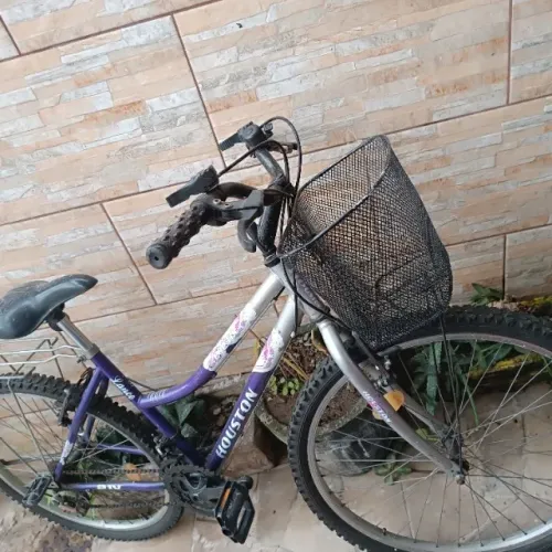 Bicicleta Aro 26 com 21 marchas.