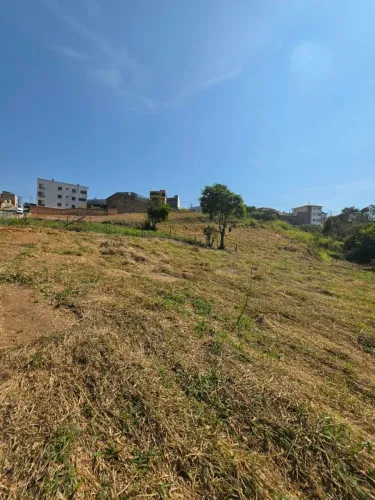 ÁREA DE 2.500 m² DENTRO DA CIDADE/CARMÓPOLIS DE MINAS