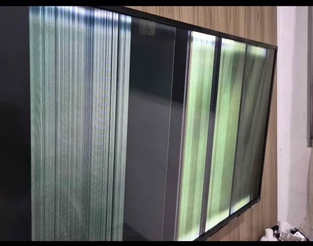 Tv semp 43 polegadas carcaça. Placa mãe queimada mas dá para aproveitar o resto.