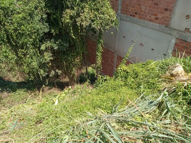 Área: 460 Localização na Rua Clara Nunes Em condomínio fechado com portão eletrônico de co