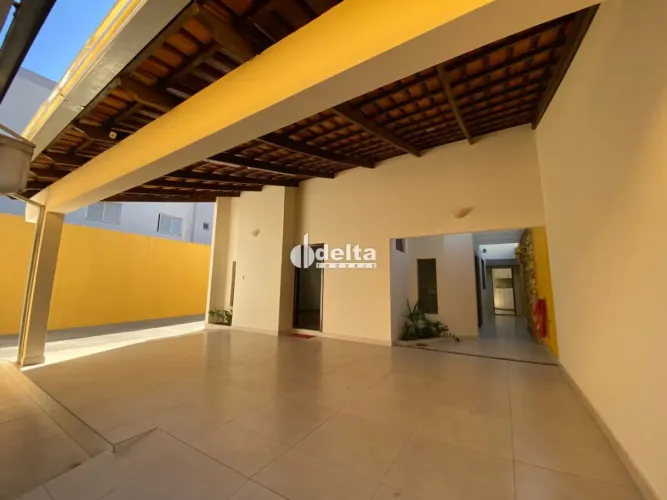 Casa residencial com 4 quartos sendo 1 suíte disponível para locação no bairro Santa Mônic
