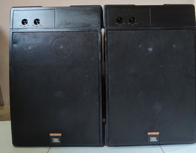 Caixa de som vintage JBL