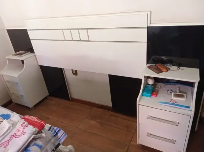 Cabeceira de cama com 2 criados