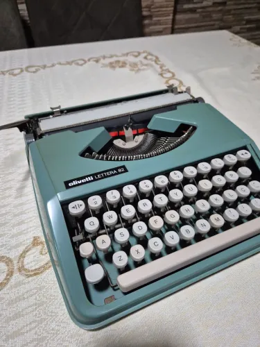 Máquina de escrever Olivetti Lettera 82
