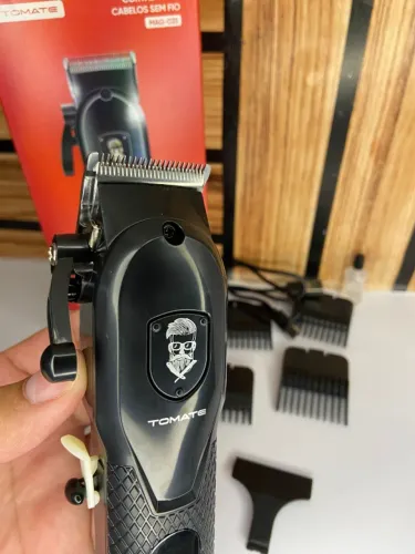 Máquina de Cortar Cabelo sem Fio Dourada Tomate MAG-035 an4