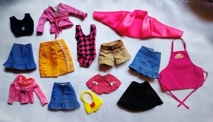 Lote de roupas para boneca Barbie e Susi