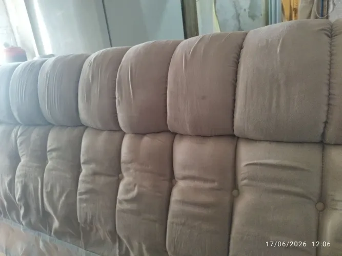 cabeceira de cama na cor bege tecido camurssa