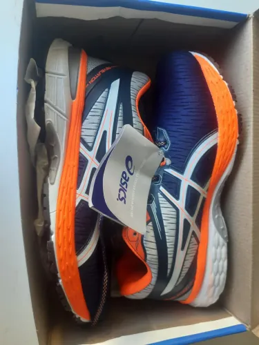 Tênis Asics novo, na caixa com etiqueta. sem uso.