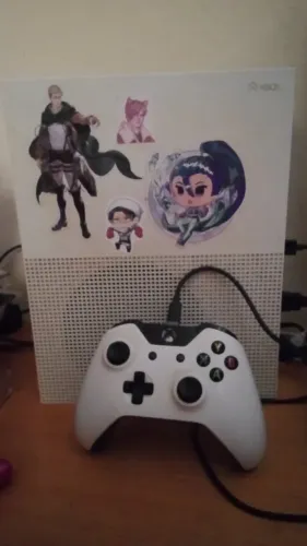 XBOX ONE S + CONTROLE (COM DEFEITO - RETIRADA DE PEÇAS)