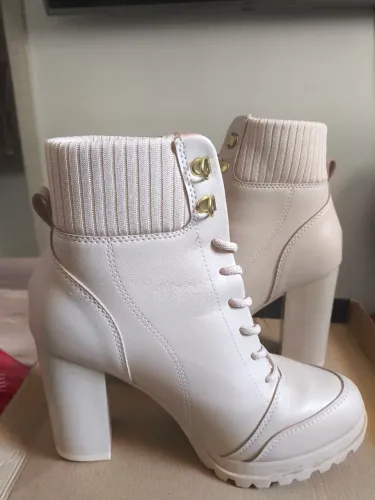 Bota Coturno Vizzano Creme