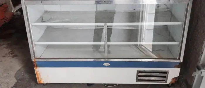 Balcão refrigerado 799,00, troco por piscina de bolinha e pula-pula