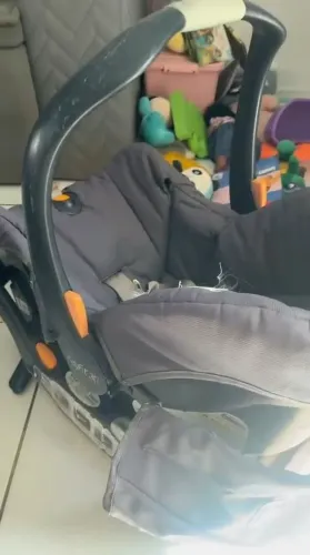 Bebê conforto Chico Viaro + base para segurança