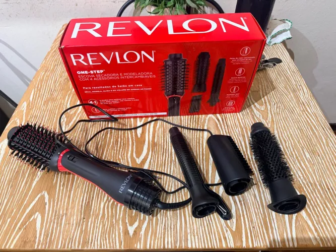 Escova Secadora e Modeladora Revlon 4 em 1 na caixa, 1 mês de uso