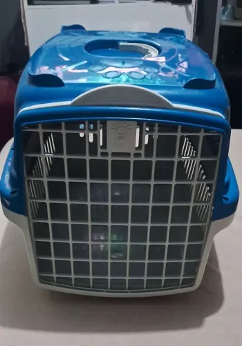 Vende-se casinha de transporte azul para pet...