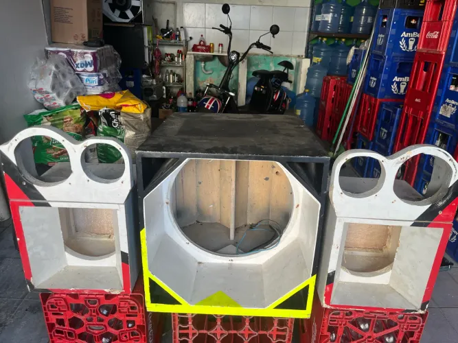 Caixa trio bem conservada 18 pol. Med.10 tel.82- *