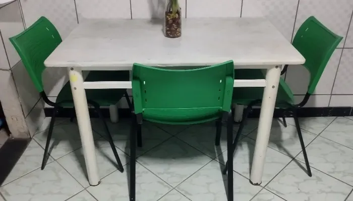 Mesa estrutura de metal e tampo de granito