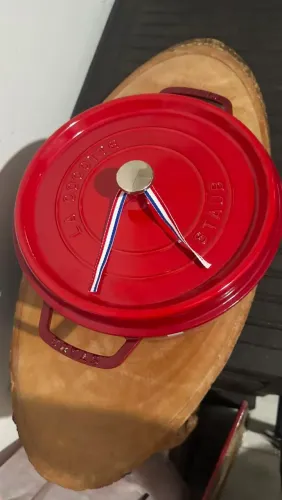 Panela Staub 28cm la cocotte cereja ! Nova sem uso ! Caixa e livretos !