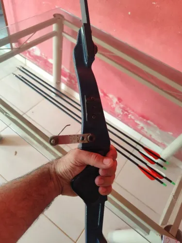 Arco e flecha recurvo bem conservado