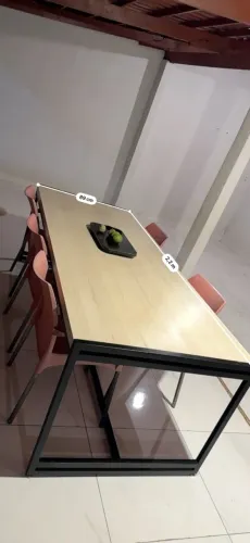 Mesa industrial com cadeiras