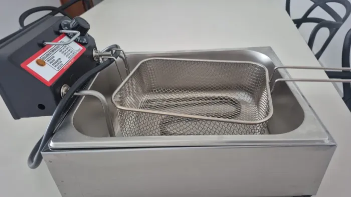 Fritadeira Elétrica 5 Litros Inox 3000w Profissional<br>Valor: R$: 280<br>Está nova