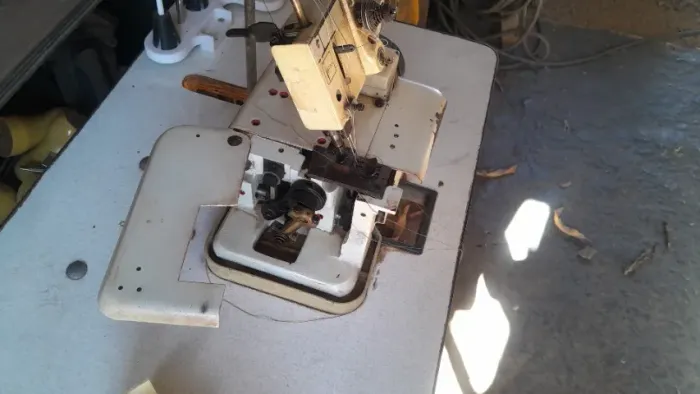 Vendo uma máquina de costura seme industrial galoneira marco phpnnerl200 usada enboa condi