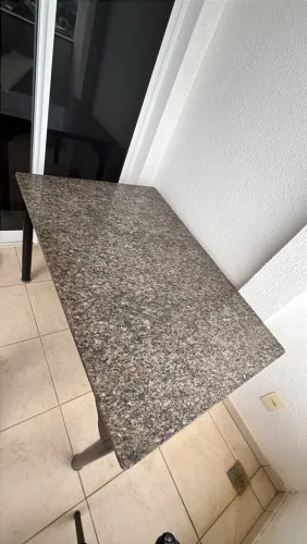 Mesa mármore e base de metal