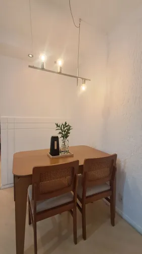 Conjunto Mesa de Jantar para 4 Lugares com 2 cadeiras de madeira maciça