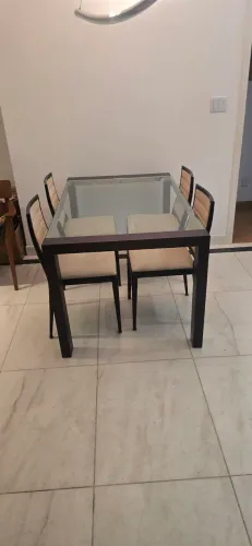 Mesa de Jantar de Madeira Escura com Tampo de Vidro e 4 Cadeiras - Excelente Estado