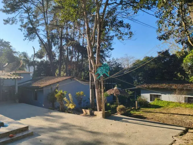Chácara bem distribuído com 2593m² de terreno são 2 lotes com 2 residências dentro da prop