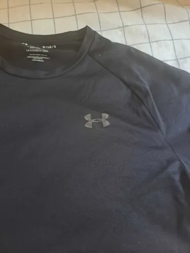Camisas preta semi novas 