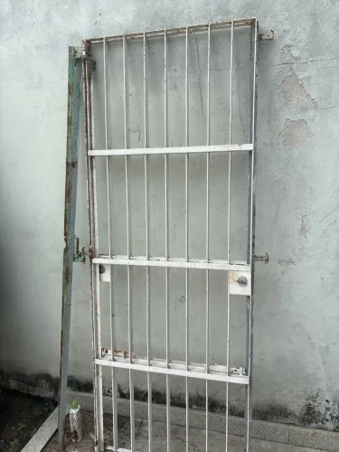 02 portões de ferro, 2,10 x 0,80