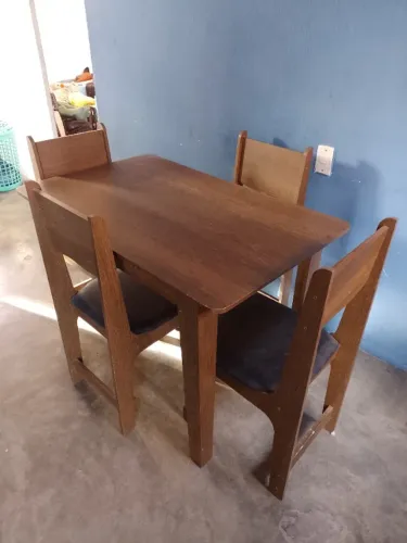 Mesa de madeira quadrada