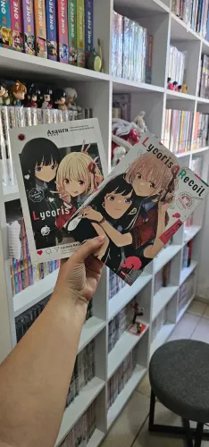 Mangá e novel Lycoris recoil (com adesivo)