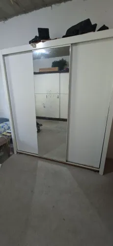 Guarda roupa com espelho