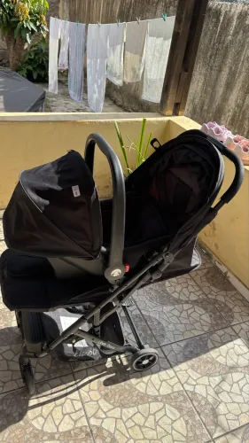 Carrinho de bebê com bebê conforto e isofix