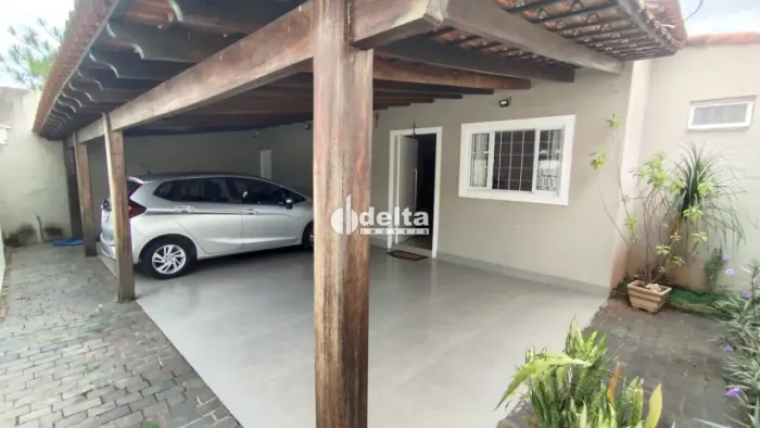Casa mobiliada com 3 quartos sendo 1 suíte, disponível para locação no bairro Umuarama em