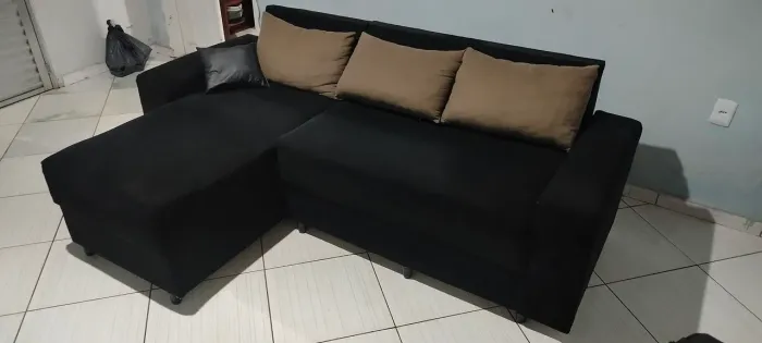 Sofá cheisy preto de 3 lugares