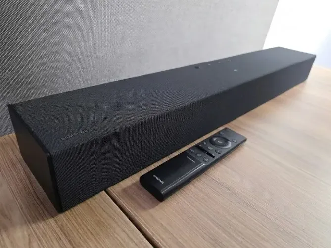 Soundbar modelo sansung HW-B400F/ZD