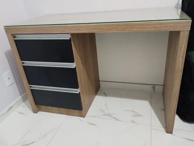 Escrivaninha 100% MDF de ótima qualidade. Aceito troca