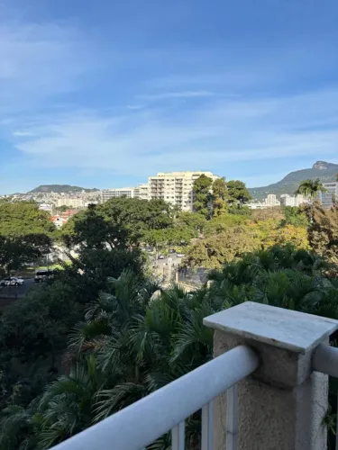 Apartamento três quartos ,frente Quinta da Boavista-São Cristovão