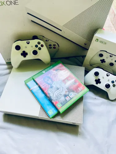 Xbox One S Completo (1 controle precisa de reparo)