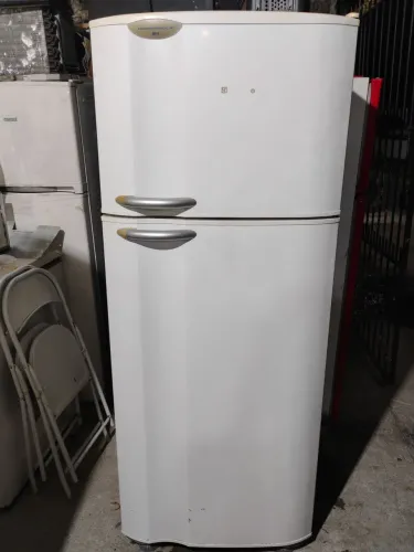 Geladeira Eletrolux Air Flow System DF46 Duplex 430 Litros funcionando perfeitamente.