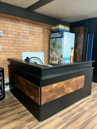 Balcão Recepção em L - Barbearia / Loja - Preto com Madeira